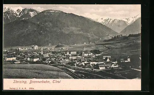 AK Sterzing /Tirol, Ansicht mit Brennerbahn und Bergpanorama