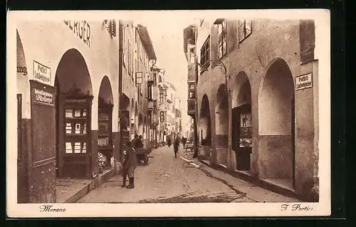 AK Merano, Strassenansicht mit Fussgängern