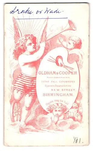 Fotografie Oldham & Cooper, Birmingham, New Street, Putte mit Fanfare und Mischpalette, Rückseitig Herr mit Halbglatze