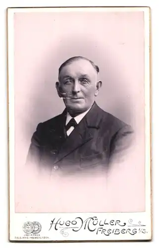 Fotografie Hugo Müller, Freiberg i. Sa., Fischerstr. 29, blühende Blumen & Messe-Medaille, Rückseitig Herren Portrait