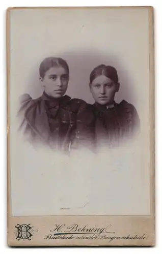 Fotografie H. Behning, Buxtehude, Ornamente mit Szene Fotograf mit Plattenkamera & Harlekin, Rückseitig Mädchen Portrait