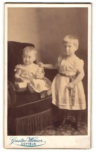 Fotografie Gustav Werner, Cottbus, Kaiser Friedrichstrasse 86, Zwei Kleinkinder in weissen Kleidchen