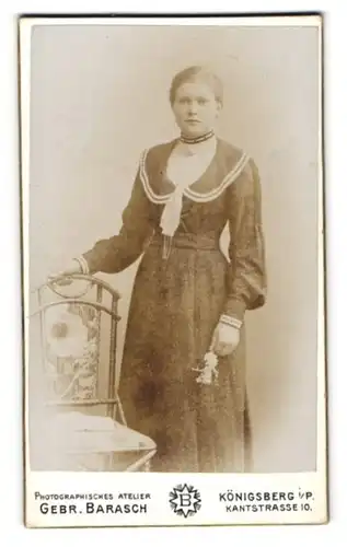 Fotografie Gebr. Barasch, Königsberg i. Pr., Kantstrasse 10, Junge Dame in dunklem Kleid