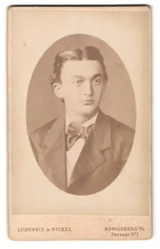 Fotografie Ludeneit & Nickel, Königsberg i. Pr., Passage 1, Junger Herr im Anzug