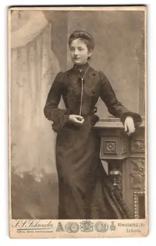 Fotografie Joh. Steph. Schroeder, Königsberg i. Pr., Münzstrasse 25 /26, Junge Dame in schwarzem Kleid