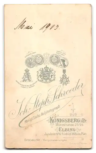 Fotografie Joh. Steph. Schroeder, Königsberg i. Pr., Münzstrasse 25 /26, Junge Dame in schwarzem Kleid