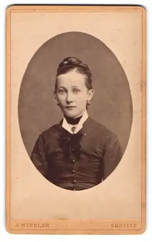 Fotografie Adolph Winkler, Görlitz, Bismark-Strasse 18, Junge Dame mit Hochsteckfrisur