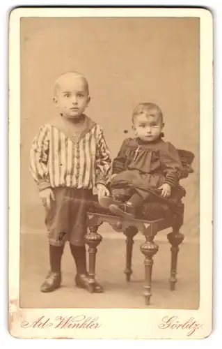 Fotografie Ad. Winkler, Görlitz, Berliner-Strasse 12, Junge im Matrosenanzug und Baby auf Stuhl sitzend