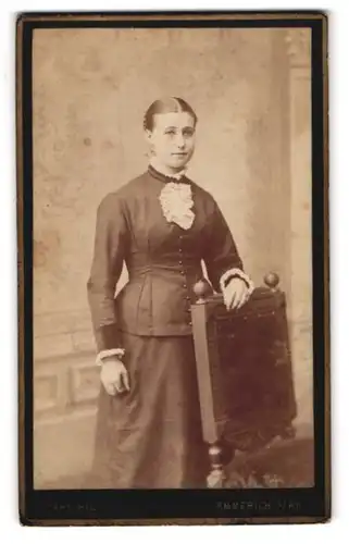 Fotografie Carl Hill, Emmerich a. Rh., Junge Dame in schwarzem Kleid