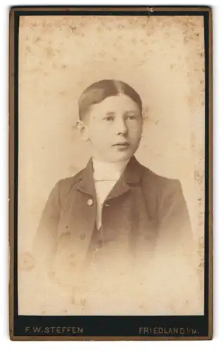 Fotografie F. W. Steffen, Friedland /Mecklenburg, Junge im Anzug