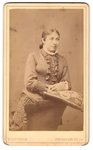 Fotografie R. Dittrich, Frankenberg i. S., Bürgerliche Dame mit besticktem Kissen