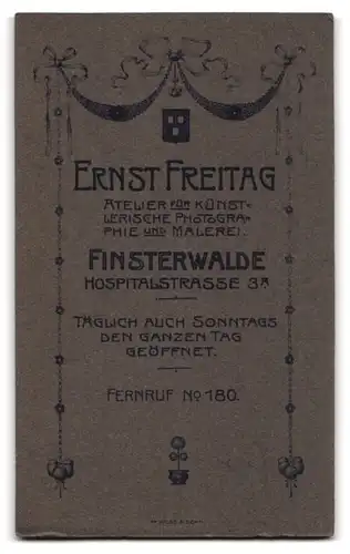 Fotografie Ernst Freitag, Finsterwalde, Hospitalstrasse 3a, Junger Herr mit verschränkten Armen und Brille