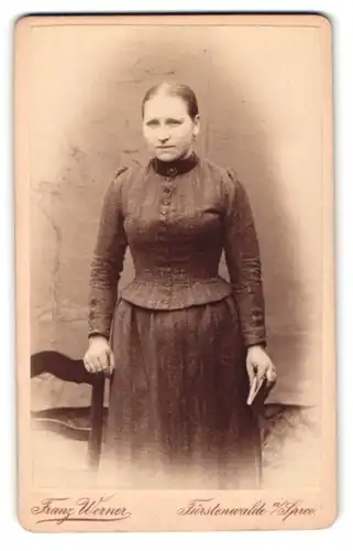 Fotografie Franz Werner, Fürstenwalde, Junkerstrasse 1, Junge Dame im schlichten Kleid mit betonter Taille