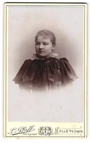 Fotografie L. Pfaff, Halle /Saale, Geiststrasse 47, Junges Mädchen mit rundlichem Gesicht im Rüschenkleid mit Puffärmeln