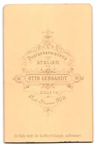 Fotografie Otto Gebhardt, Halle /Saale, Poststrasse 9, Kleines Mädel im strahlend weissen Kleid und Lederstiefeln