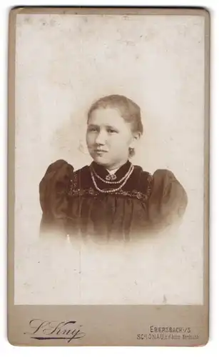 Fotografie L. Kny, Ebersbach, Kleines Mädchen im verzierten Kleid mit Puffärmeln und prächtiger Perlenhalskette