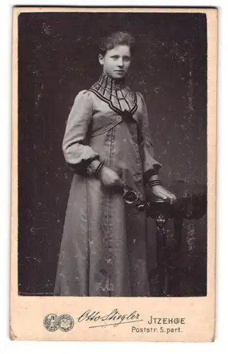 Fotografie Otto Stiegler, Itzehoe, Poststrasse 5, Junges Mädchen im edlen Kleid und hochwertiger Perlenhalskette