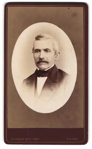 Fotografie Wilhelm Witt, Peine, Gröpern 413, Gestandener Mann mit grauem Moustache im edlen Anzug
