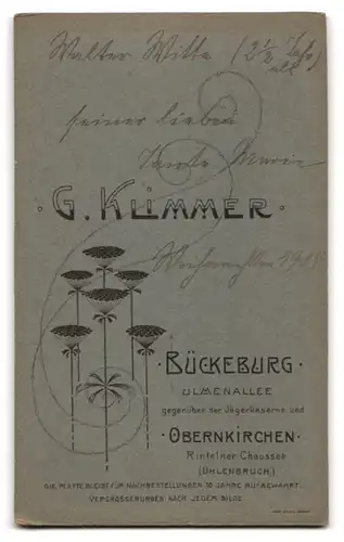 Fotografie G. Klimmer, Bückeburg, Ulmenallee, Kleiner Knirps mit breitem Grinsen im Matrosenanzug