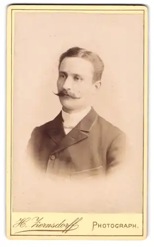 Fotografie H. Zernsdorff, Barth /Ostsee, Junger Mann mit gepflegtem Moustache im adretten Anzug