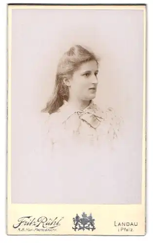 Fotografie Fritz Rühl, Landau / Pfalz, Junges Mädchen mit offenem Haar im hellen Rüschenkleid
