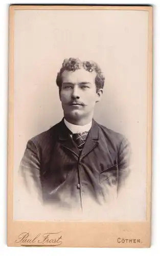 Fotografie Paul Frost, Cöthen, Neustadt 11, Lockiger junger Mann mit gezwirbeltem Schnurrbart