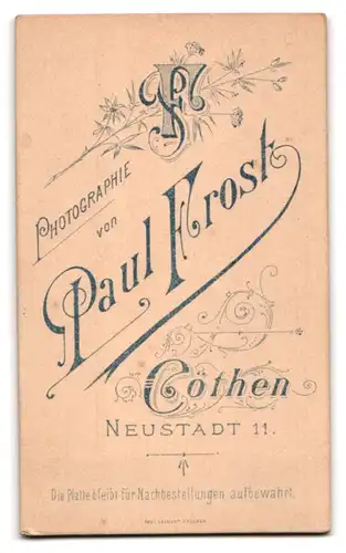Fotografie Paul Frost, Cöthen, Neustadt 11, Lockiger junger Mann mit gezwirbeltem Schnurrbart