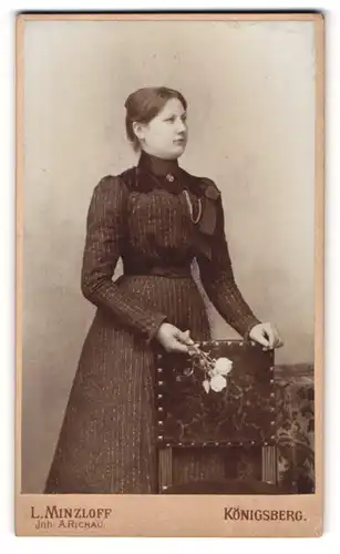 Fotografie L. Minzloff, Königsberg, Theaterstrasse 4, Junge Frau in einem taillierten gestreiften Kleid