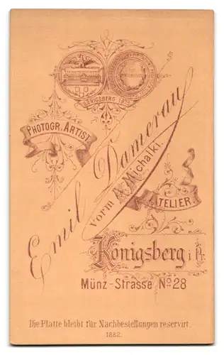 Fotografie Emil Damerau, Königsberg, Münz-Strasse 28, Junge Frau mit Lockenfrisur, Spitzenkragen und Zierschleife