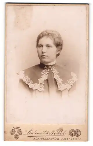 Fotografie Ludeneit & Nickel, Königsberg, Passage 1, Junge Frau mit Stirnlocken und floral verziertem Oberteil