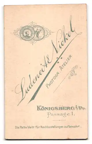 Fotografie Ludeneit & Nickel, Königsberg, Passage 1, Junge Frau mit Stirnlocken und floral verziertem Oberteil