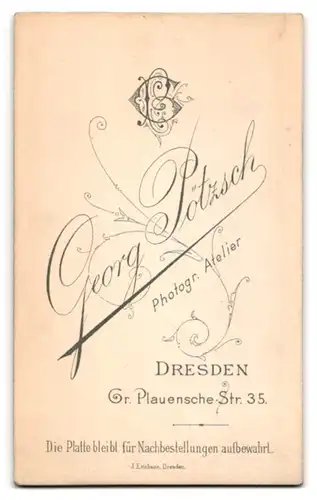 Fotografie Georg Pötzsch, Dresden, Gr. Plauensche Strasse 35, Lächelndes Mädchen in Mantel und Muff