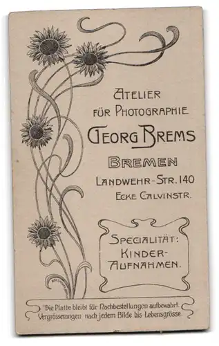 Fotografie Georg Brems, Bremen, Landwehr-Strasse 140, Junge Dame in dunklem Kleid mit Gesangbuch und Taschentuch