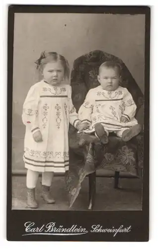 Fotografie Carl Brändlein, Schweinfurt, Gymnasium-Strasse 2, Kleines Mädchen und Kleinkind in identischen Kleidchen