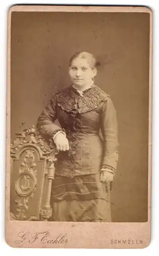 Fotografie G. F. Eichler, Schmölln, Junge Frau mit Mittelscheitel in rüschenverziertem Kleid