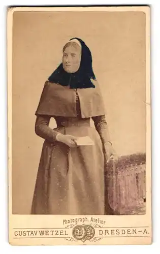 Fotografie Gustav Wetzel, Dresden, Prager-Str. 6, Nonne in Tracht mit Buch in der Hand