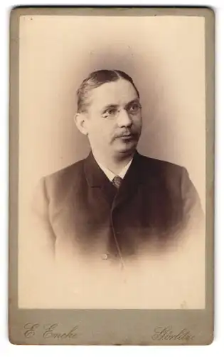 Fotografie Ernst Encke, Görlitz, Jacob-Str. 31, Bürgerlicher Herr mit Brille und Oberlippenbart