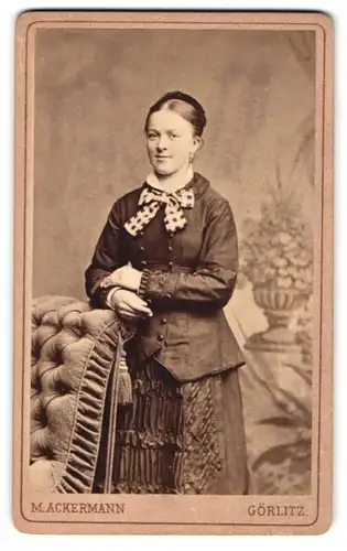 Fotografie M. Ackermann, Görlitz, Schützenstr. 2, Junge Dame in modischer Kleidung