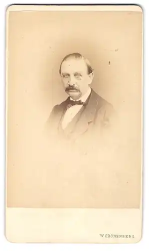 Fotografie W. Cronenberg, Darmstadt, Elegant gekleideter Herr mit Walross