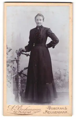 Fotografie A. Beckmann, Heiligendamm, Junge Dame im bestickten Kleid