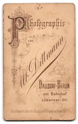 Fotografie Alb. Dittmann, Berlin-Dalldorf, Am Bahnhof Lübarser-Str., Elegant gekleideter Herr mit Vollbart