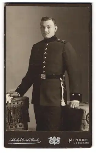 Fotografie Carl Beste, Minden i /W., Bäckerstr., Soldat in Uniform mit Handschuhen