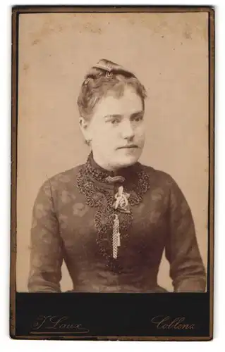 Fotografie J. Laux, Coblenz, Löhrrondell 5, Junge Dame im bestickten Kleid