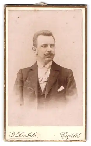 Fotografie G. Diebels, Crefeld, Rheinstr. 137, Elegant gekleideter Herr mit Moustache