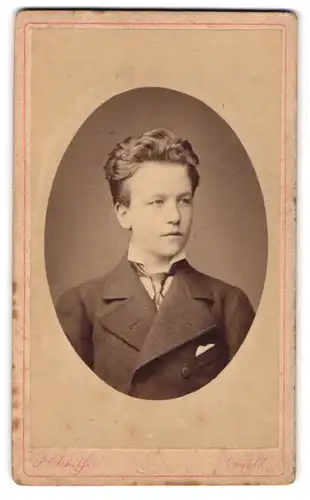 Fotografie P. Schiffer, Crefeld, Neue Linnerstr. 74, Junger Mann im Anzug mit Krawatte