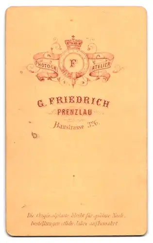 Fotografie G. Friedrich, Prenzlau, Baustr. 326, Junger Herr im Anuzug mit Fliege