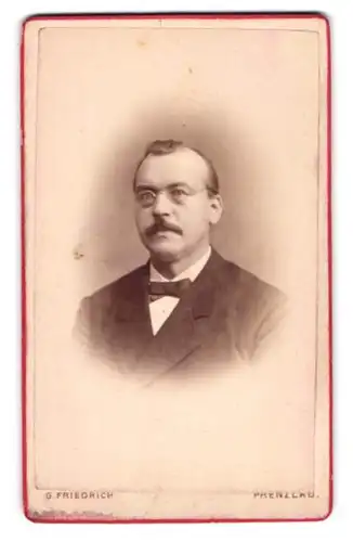 Fotografie G. Friedrich, Prenzlau, Baustr. 326, Bürgerlicher Herr mit Brille und Schnurrbart