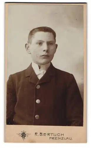 Fotografie Reinhold Bertuch, Prenzlau, Steinstr. 431, Junger Herr im Anzug mit Fliege
