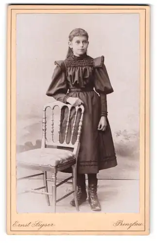 Fotografie Ernst Seyser, Prenzlau, Königstr. 159, Junges Mädchen im hübschen Kleid
