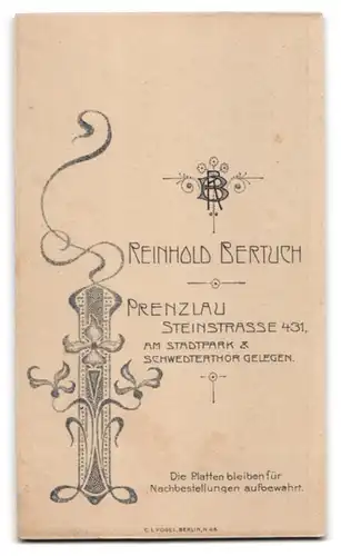 Fotografie Reinhold Bertuch, Prenzlau, Steinstr. 431, Junger Herr im Anzug mit Krawatte und Ansteckblume